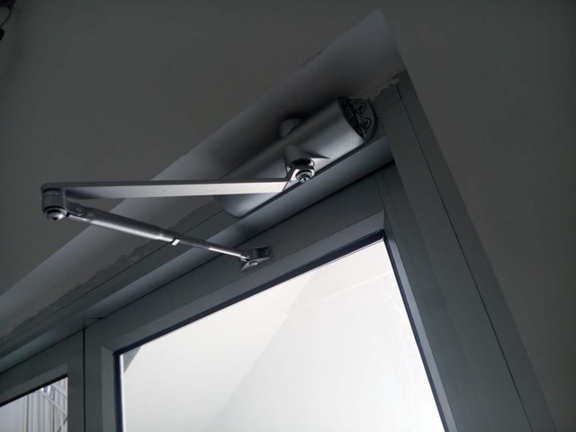 門扇與門框不在一個(gè)平面能裝閉門器么?